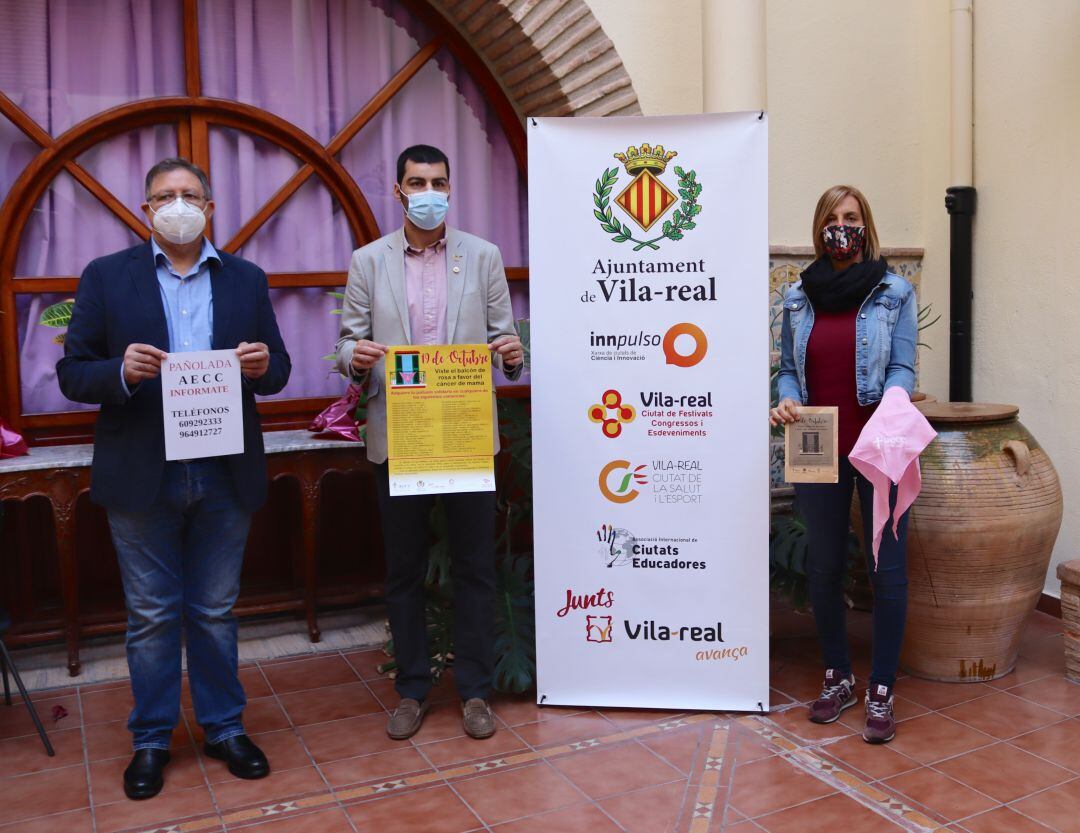 La AECC de Vila-real invita a la ciudadanía a vestir sus balcones de rosa contra el cáncer de mama.