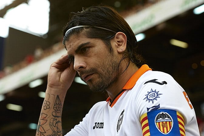 Ever Banega salta al césped de Mestalla con el brazalete de capitán
