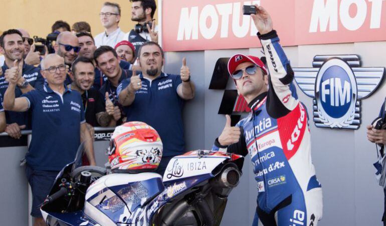 Héctor Barberá se hace un selfie en la última edición del Moto GP en Valencia. 