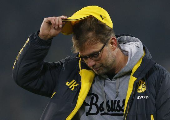 Borussia Dortmund&#039;s coach Juergen Klopp takes off his cap following his team&#039;s German first division Bundesliga soccer match against VFL Wolfsburg in Dortmund December 17, 2014. REUTERS/Wolfgang Rattay (GERMANY - Tags: SPORT SOCCER) DFL RULES TO LIMIT THE