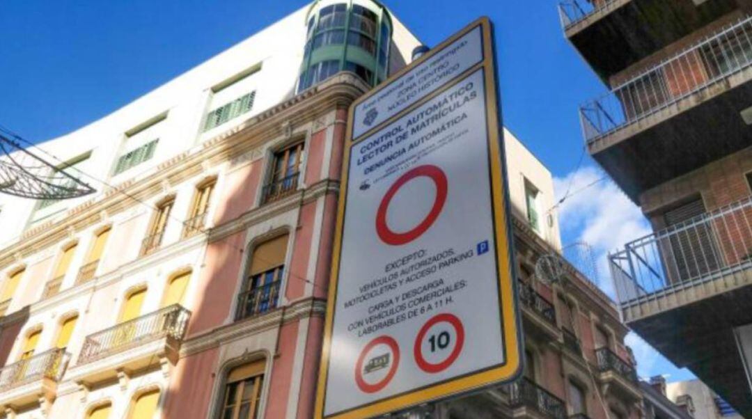 Señal control automático de lector de matrículas en el centro de Castelló