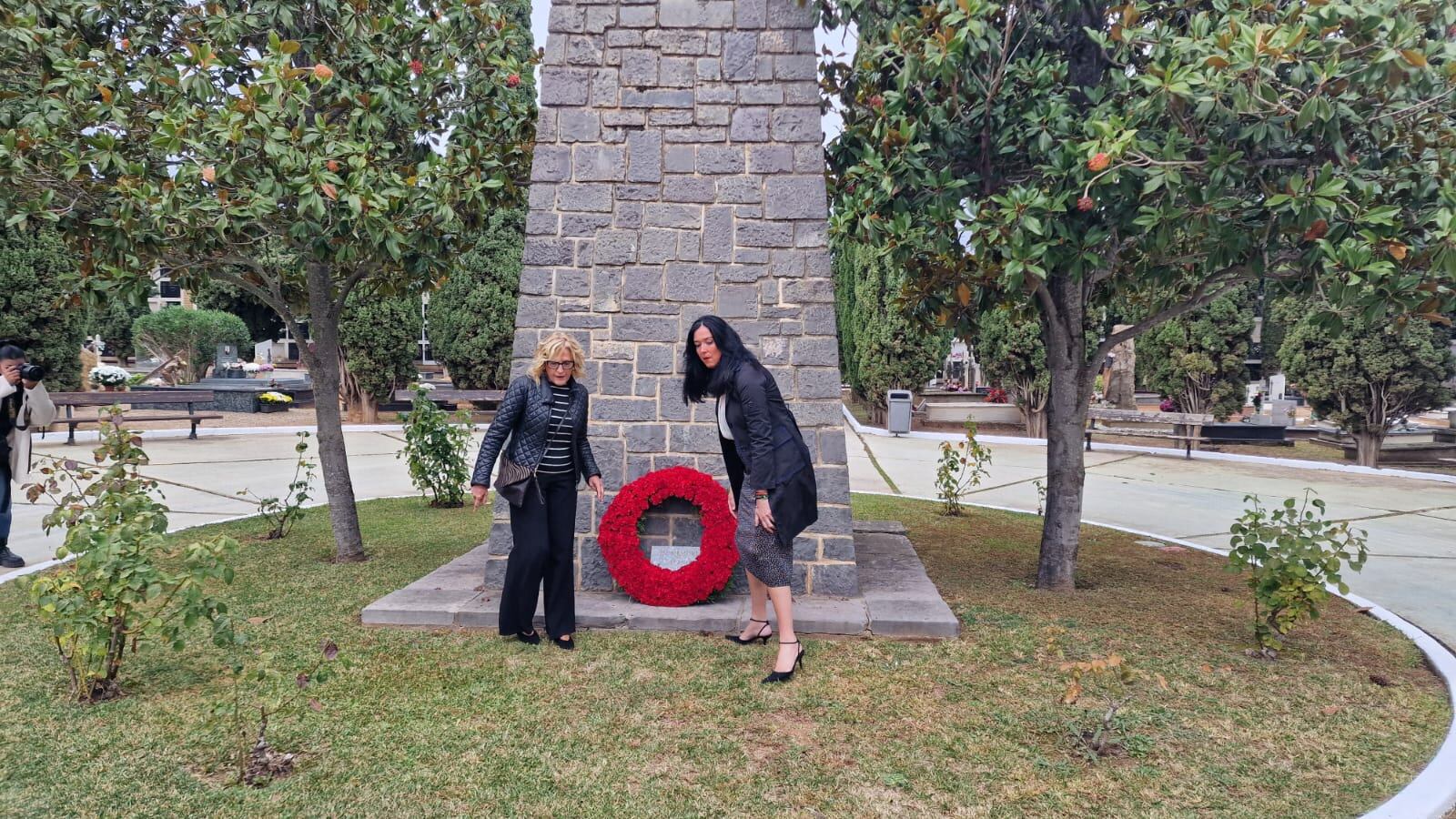 La alcaldesa y la portavoz del PSOE ante el monumento homenaje al alcalde fusilado Manuel Sender