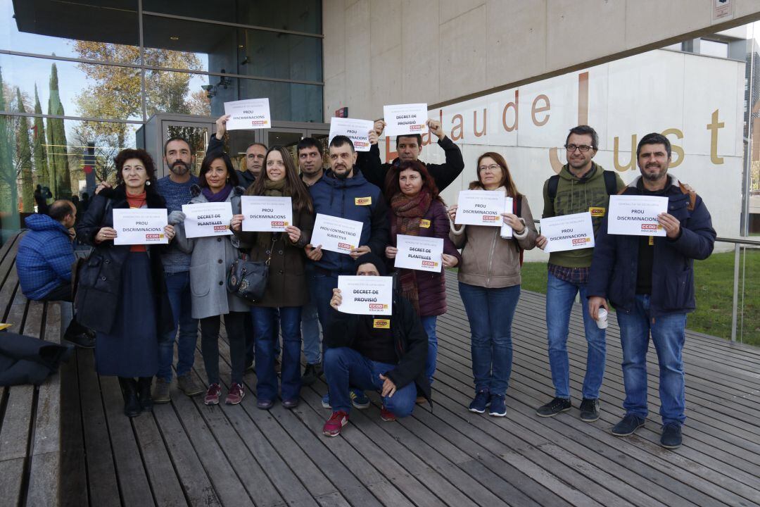 Concentració de CCOO en suport a la professora que ha portat Educació a judici davant del Palau de Justícia