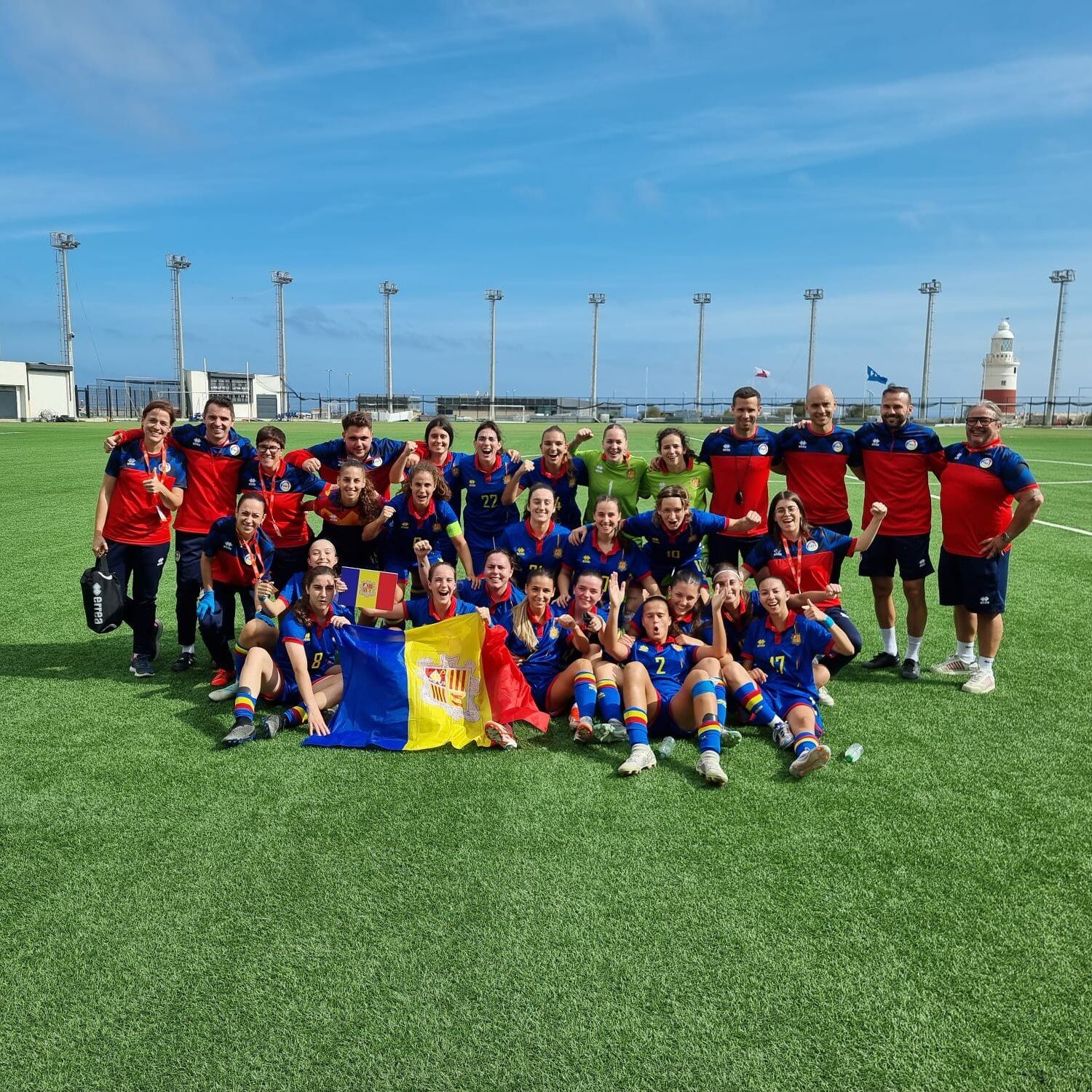 La selecció absoluta femenina celebra el triomf per golejada davant Gibraltar