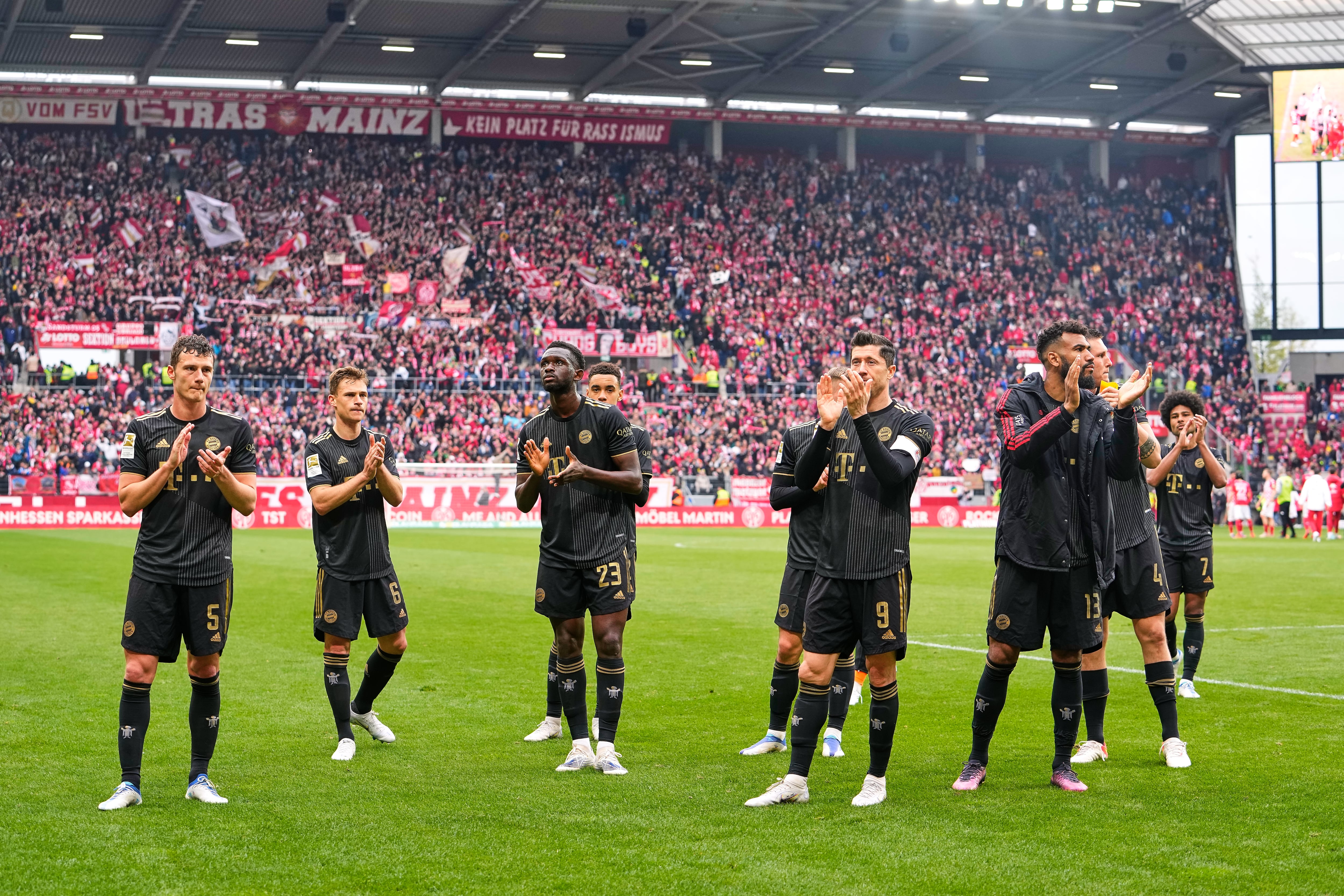 Los jugadores del FC Bayern Múnich aplaudiendo a sus aficionados tras la derrota por 3-1 frente al Mainz 05