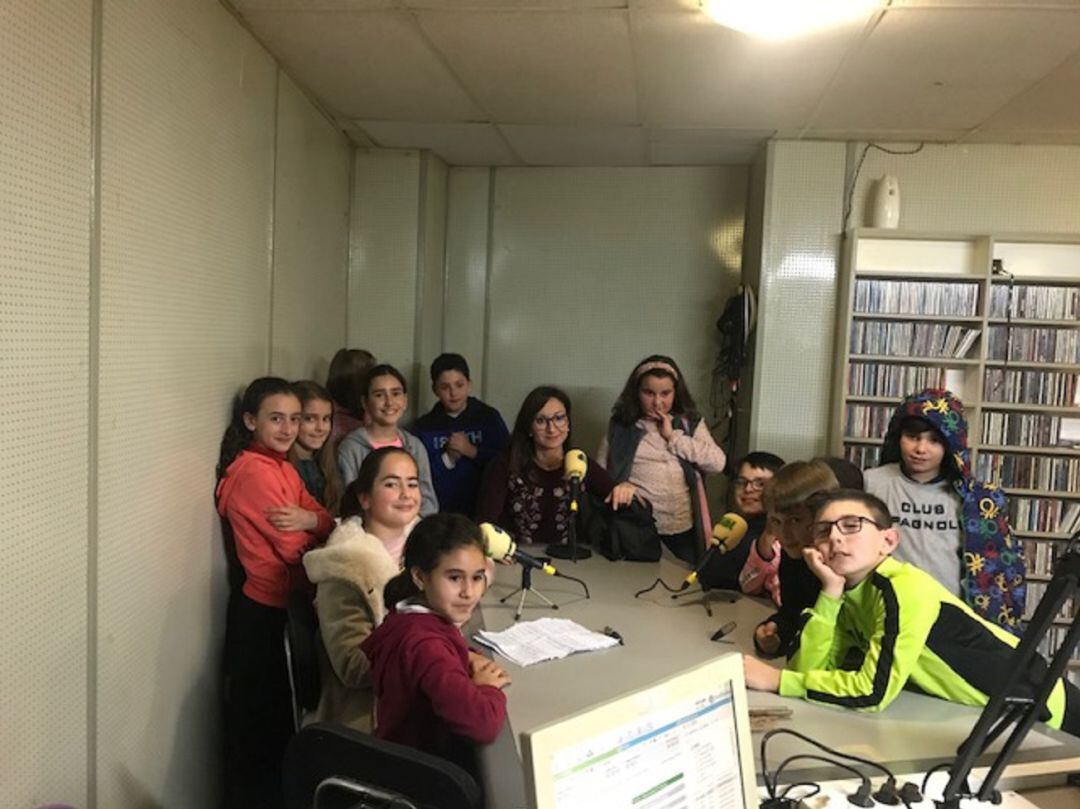 Alumnos, alumnas y tutora del CEIP &quot;Virgen del Carmen&quot; en los estudios de Dial Sierra