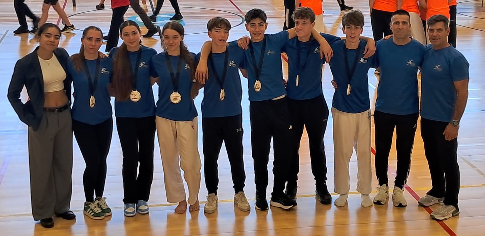 L'expedició menorquina de karate  amb les medalles assolides al Campionat de Balears.