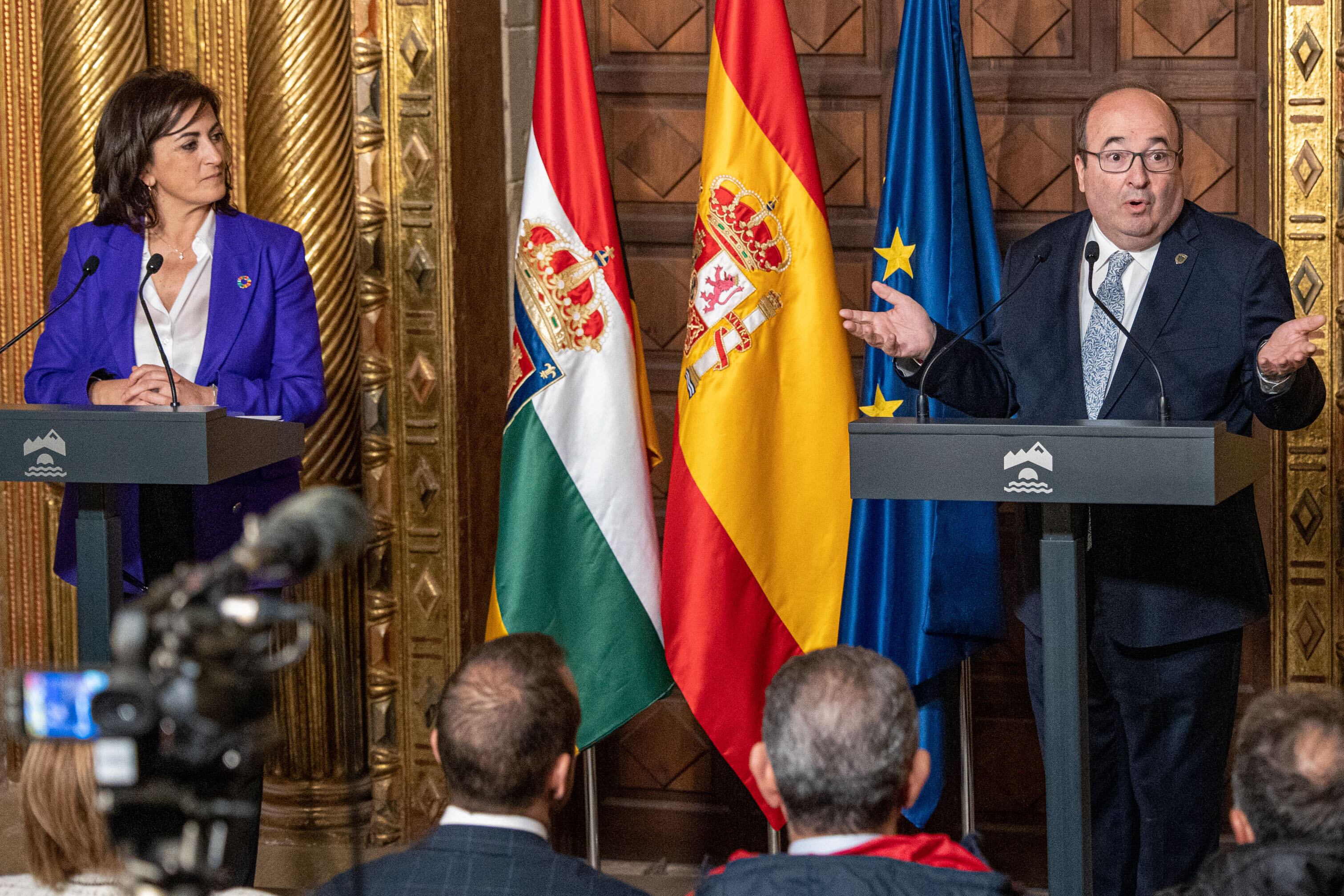 NÁJERA (LA RIOJA), 03/04/2023.- El ministro de Cultura, Miguel Iceta, interviene en presencia de la presidenta de La Rioja, Concha Andreu, durante su visita este lunes al Monasterio de Santa María la Real de Najera. El Ministerio de Cultura ha cedido al Gobierno de La Rioja el uso del monasterio durante cuatro años, prorrogables por otros cuatro, para el desarrollo de actividades vinculadas al proyecto del Valle de la Lengua. EFE/ Raquel Manzanares
