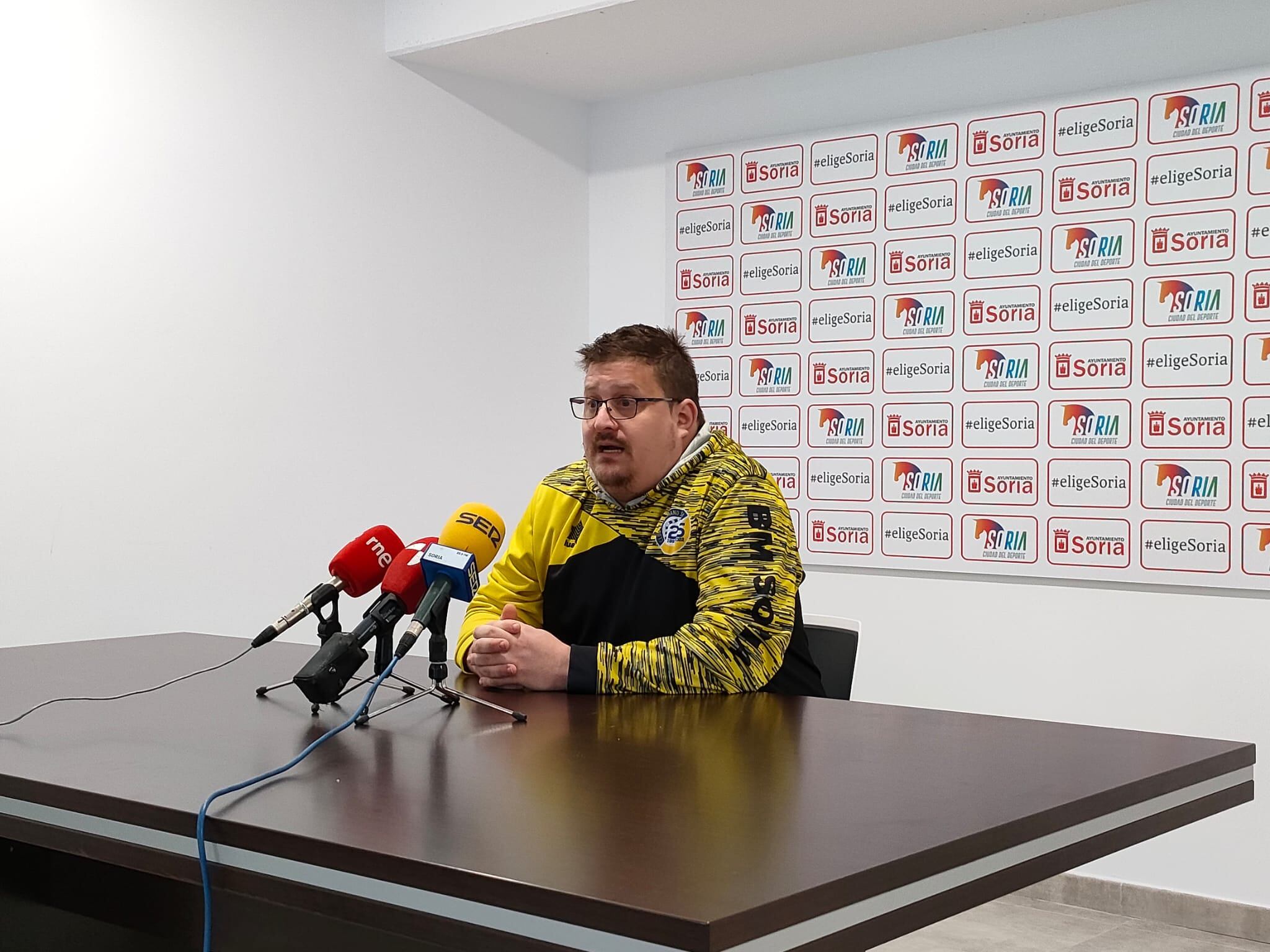 Jordi Lluelles, entrenador del BM Soria, en rueda de prensa.