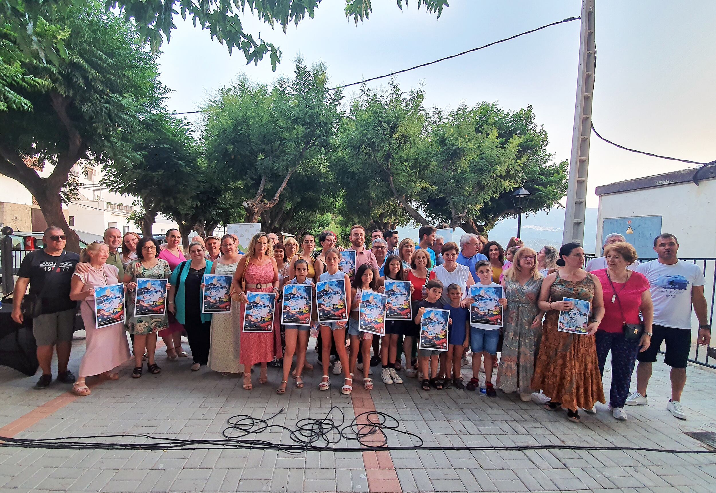 Foto de familia de la presentación del CULVE 2023, con alcalde, concejalas y representantes de asociaciones y colectivos