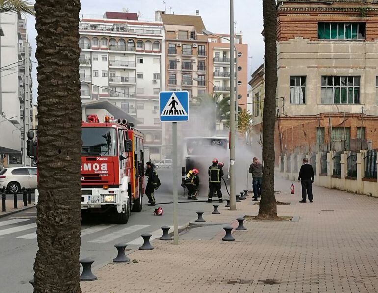 Conato de Incendio. Operarios de los Bomberos han tenido que apagar esta mañana un conato de incendio en un autobús de Emtusa junto al antiguo colegio ferroviario. No se han producido heridos.