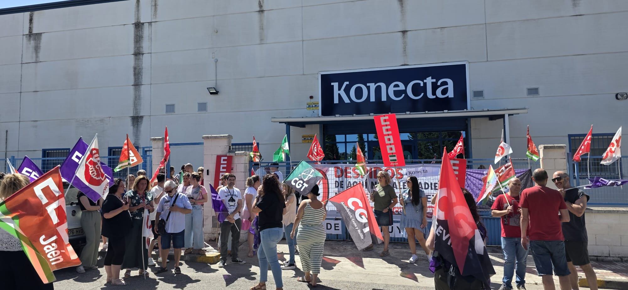 Manifestación a las puertas de Konecta.