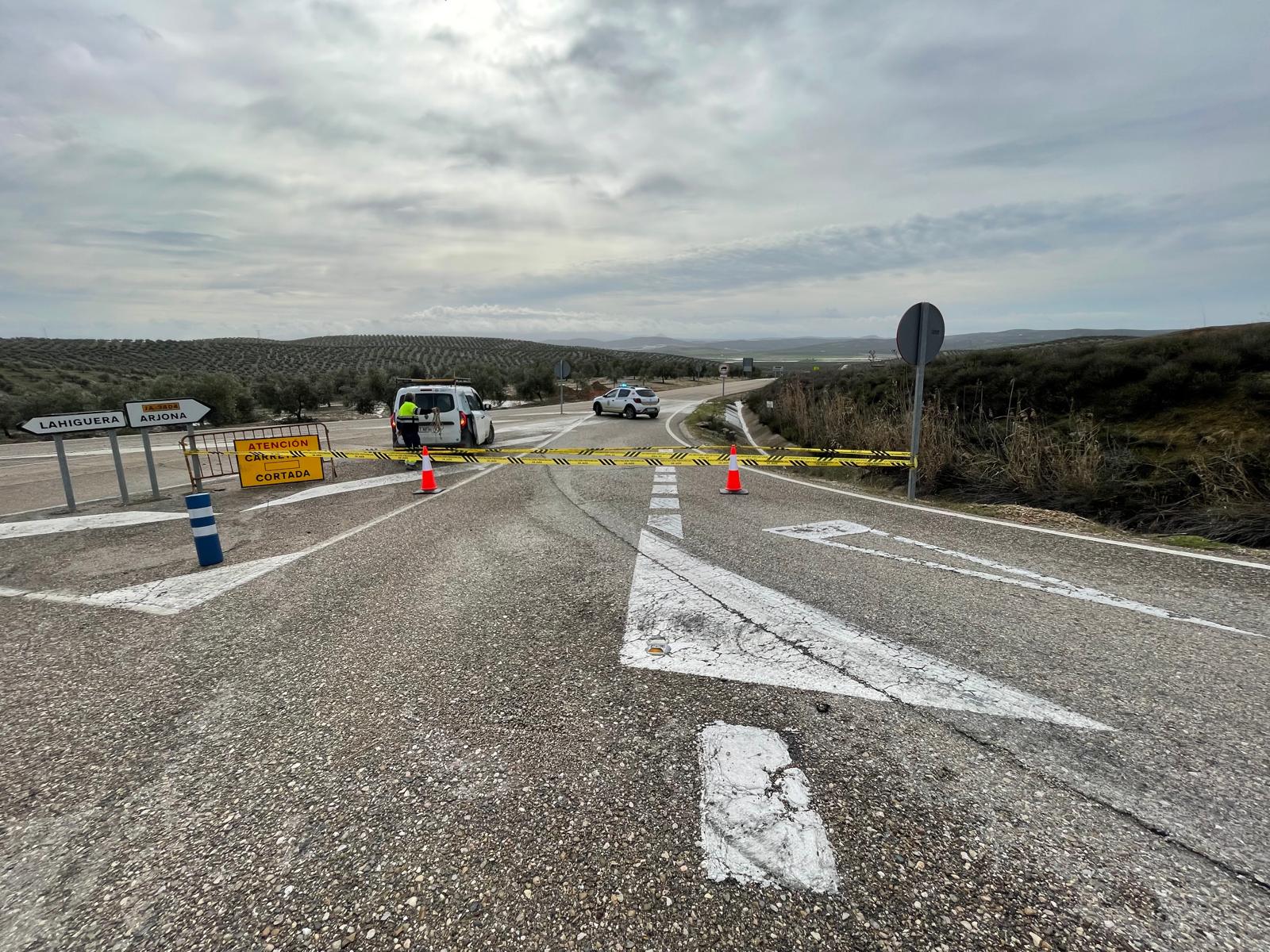 Trabajos por las incidencias del temporal en una carretera de la provincia de Jaén.