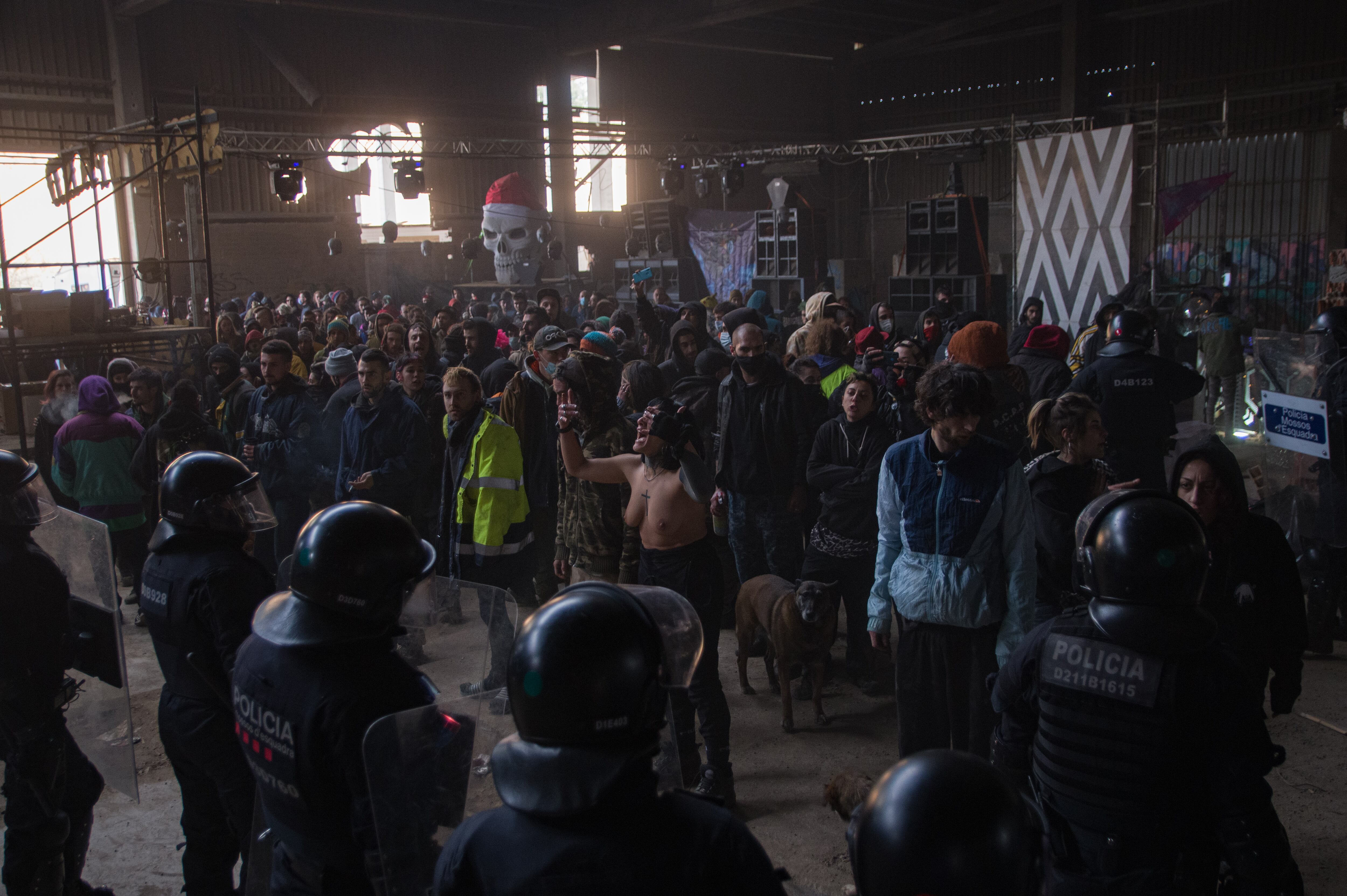 Imatge de la intervenció policial a la rave de Llinars del Vallès (Barcelona)