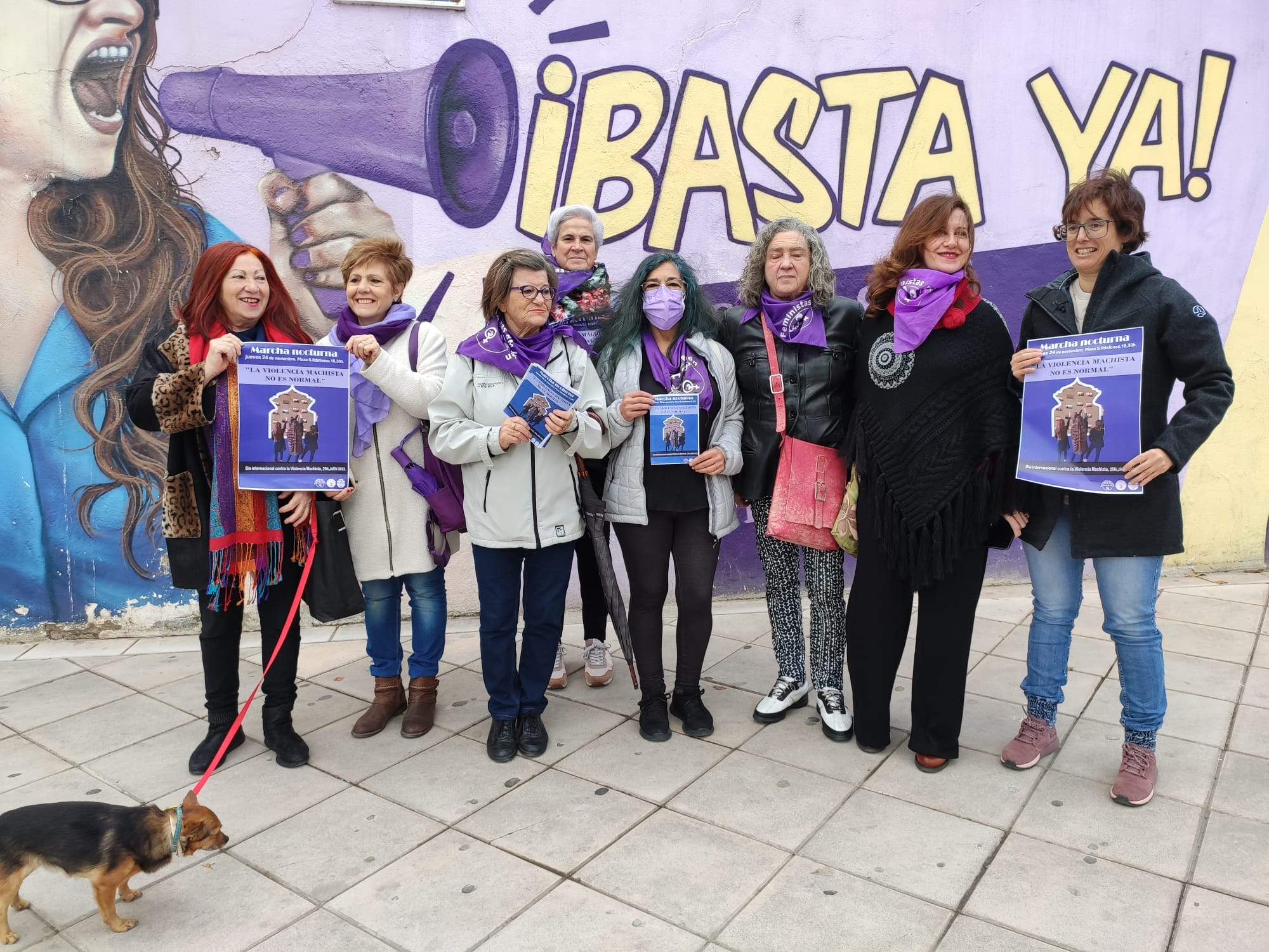 El colectivo &#039;Feministas 8M Jaén&#039; posan ante un mural reivindicativo