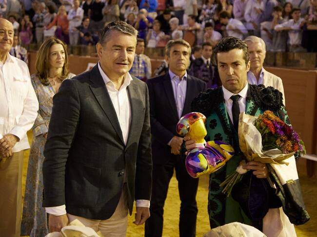 Joselito Rus recogió el trofeo de Marcos Linares como triunfador del Circuito de Novilladas de Andalucía