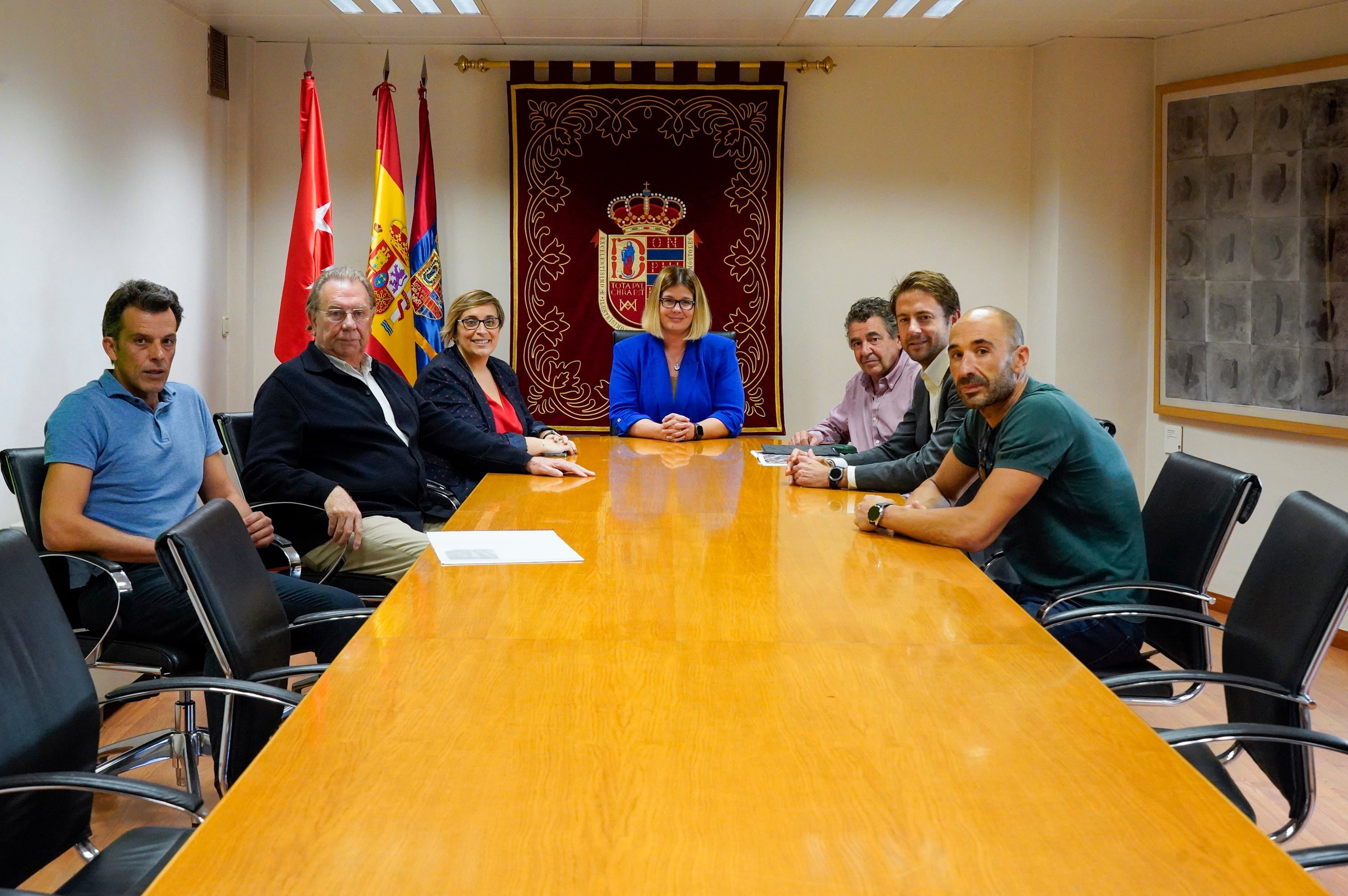 Reunión de la alcaldesa de Móstoles, Noelia Posse, con representantes de la empresa Casaverde a los que se ha adjudicado una de las parcelas