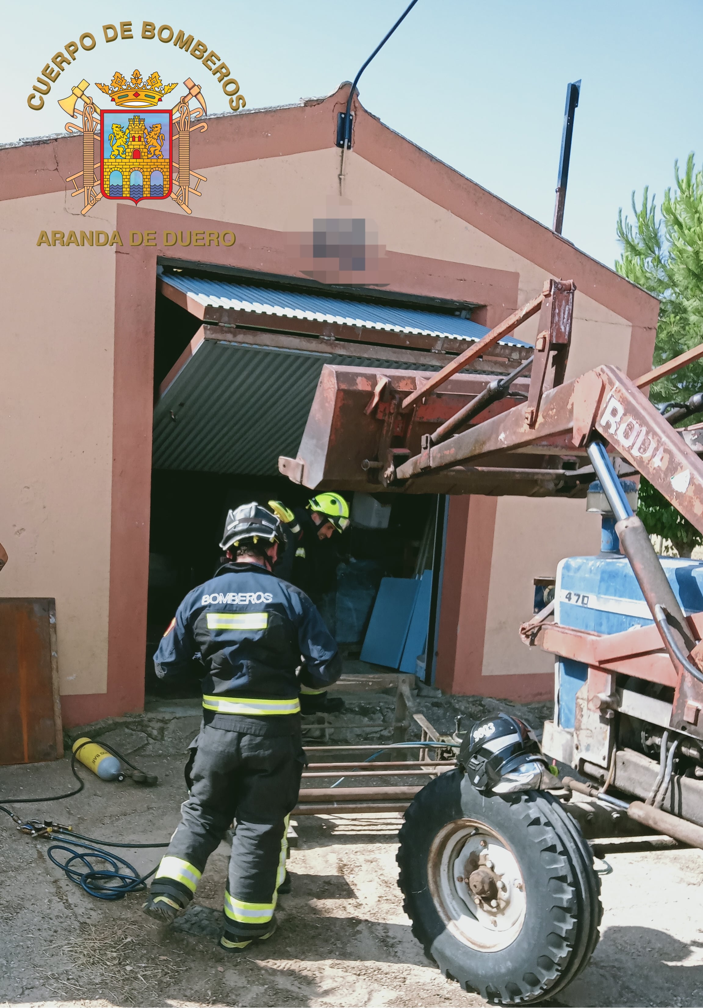 Los bomberos de Aranda liberaron a un hombre atrapado en maquinaria agrícola en Fuentespina