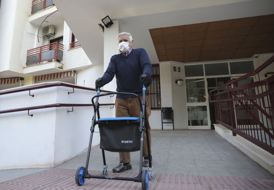 Archivo - Un anciano sale de un centro residencial para mayores