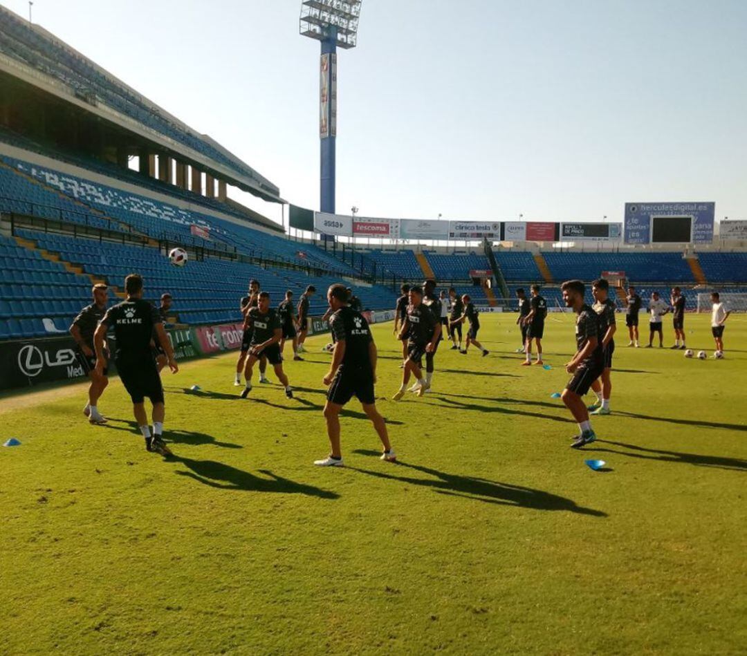 La plantilla del Hércules CF entrenandose en el Rico Pérez