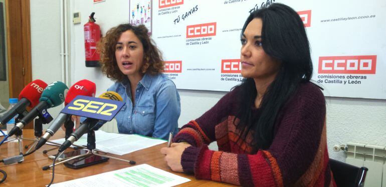 Sara Doval, técnico del CITE (primer plano) y Sonia Martínez, responsable de Migraciones de CCOO Ávila