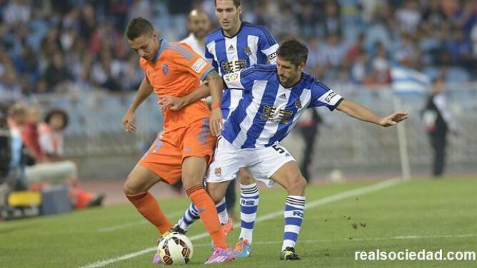 Markel Bergara lucha por la posesión del balón con rival levantino