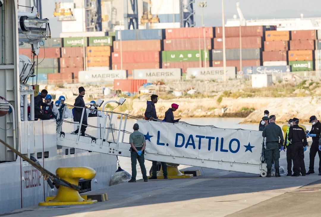 Inmigrantes desembarcando del Dattilo, de la flotilla del Aquarius