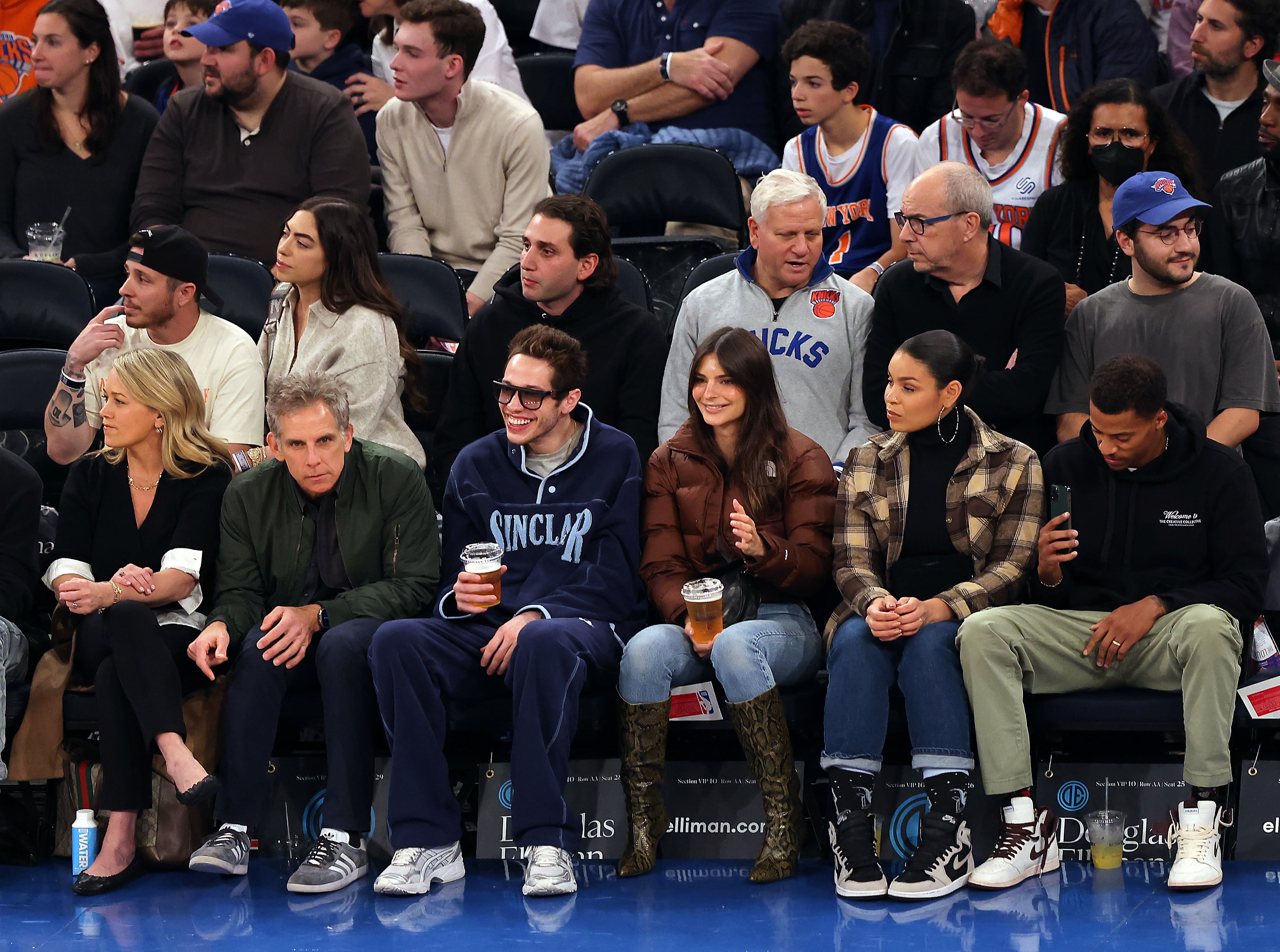 Christine Taylor, Ben Stiller, Pete Davidson, Emily Ratajkowski, Jordin Sparks y Dana Isaiah, en el Madison Square Garden