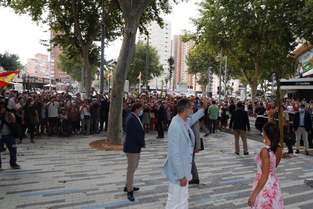 El Rey don Felipe VI y la Reina Letizia saludan a los vecinos al inicio de su visita a la Comunidad Valenciana, en Benidorm, Alicante, Comunidad Valenciana (España), a 3 de julio de 2020.