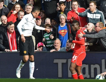 Balotelli siendo sujetado por sus aficionados para evitar un conflicto con un jugador del Manchester United