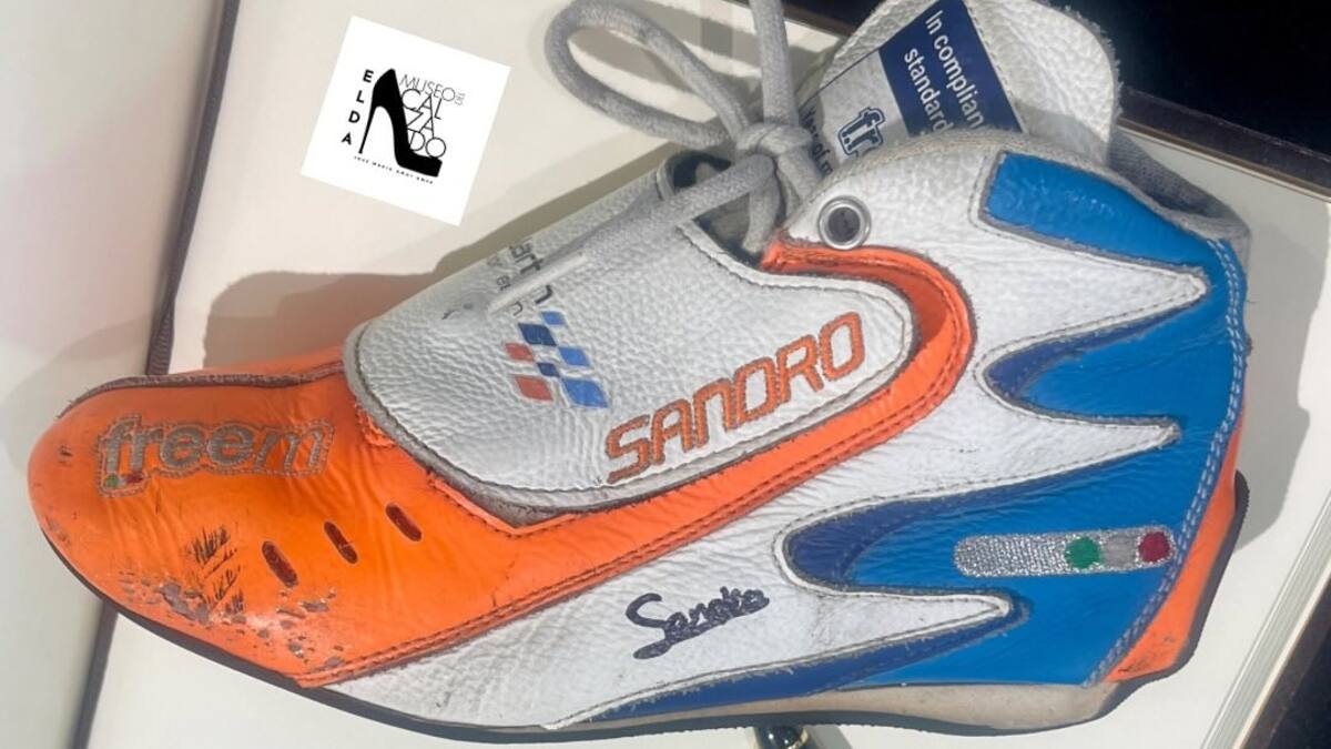 El Museo del Calzado de Elda ya tiene las botas del campeón de España de karting , Sandro Pérez