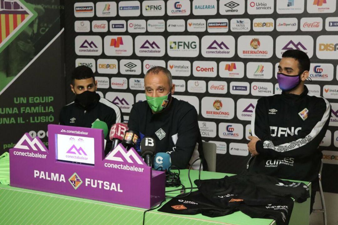 Rueda de prensa de Antonio Vadillo junto a los jugadores Tomaz (derecha) y Hamza (izquierda).