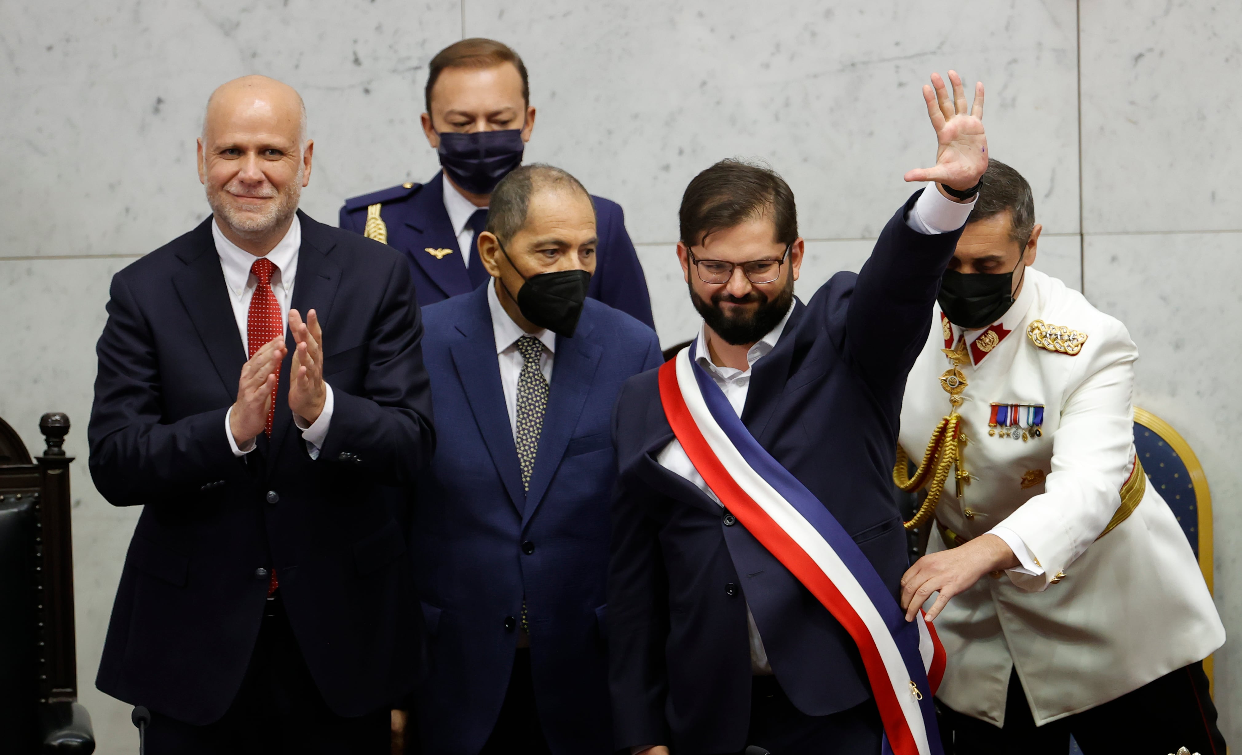 El presidente de Chile, Gabriel Boric, saluda a los asistentes al Congreso Nacional tras recibir la banda presidencial.