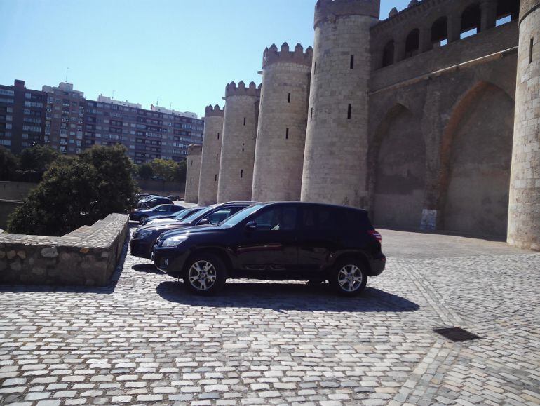 Este es el aspecto que presenta habitualmente la entrada de La Aljafería de lunes a viernes