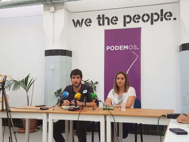 El secretario general de Podemos en la Comunitat, Antonio Estañ, y la diputada nacional, Ángela Ballester 