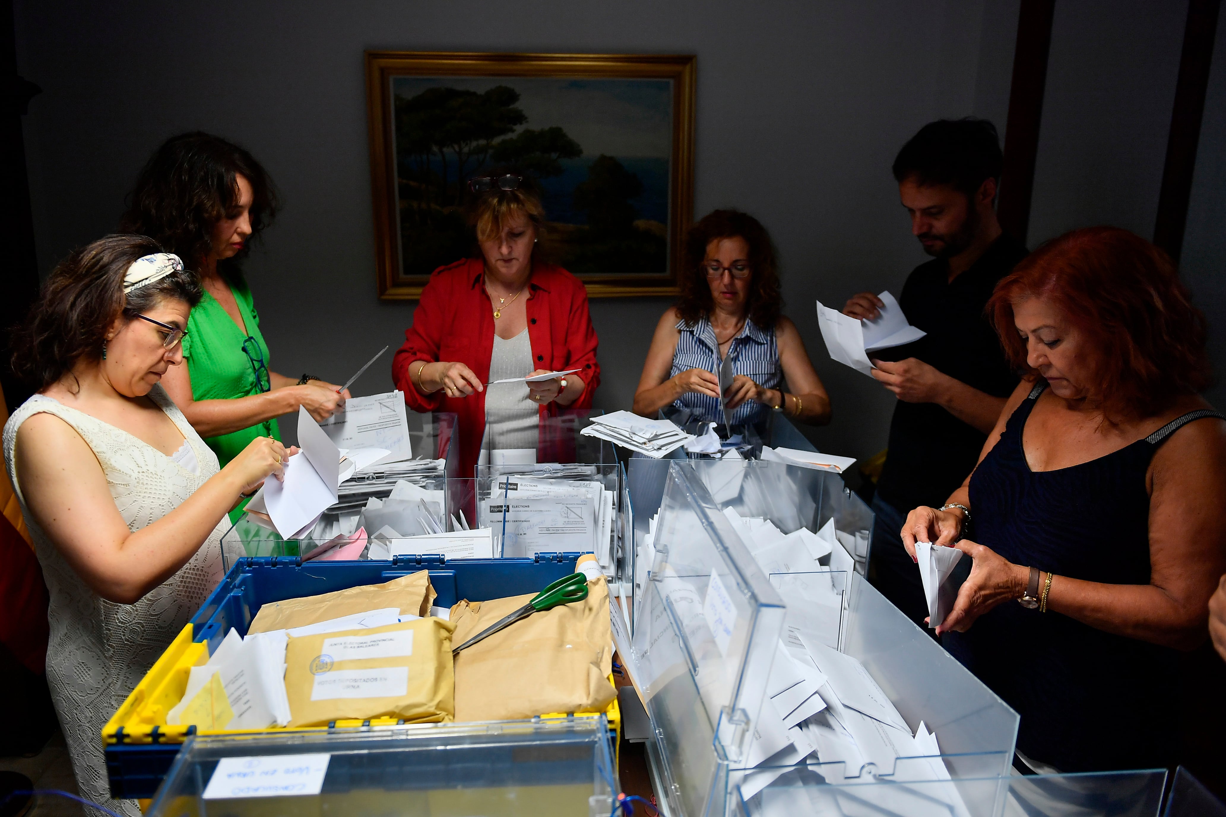 Trabajadoras de la junta electoral y representantes de partidos políticos inician el recuento de votos emitidos por los residentes en el extranjero en la Audiencia Provincial de Palma de Mallorca