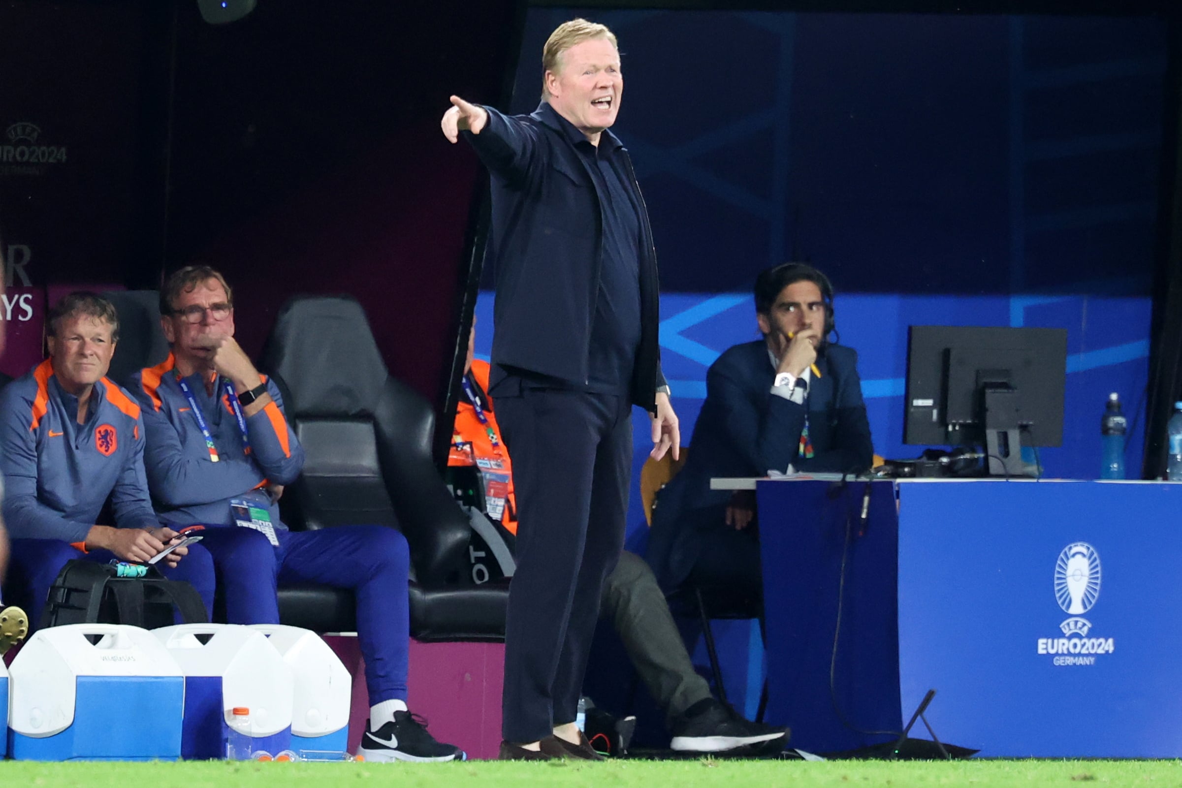 Ronald Koeman dando indicaciones a sus jugadores durante el partido de semifinales de Eurocopa