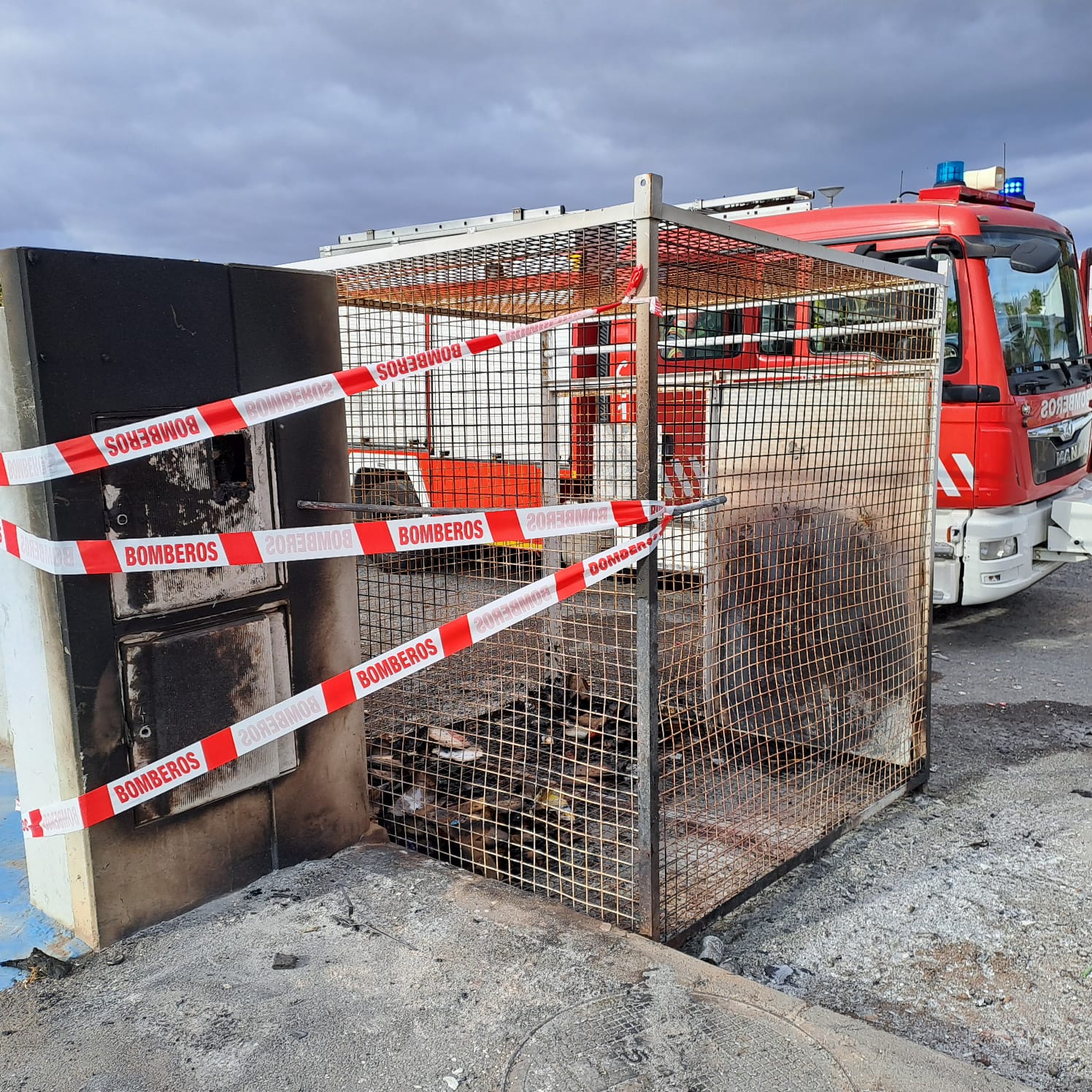 Jaula de reciclaje de cartón incendiada en Puerto del Carmen, Lanzarote.