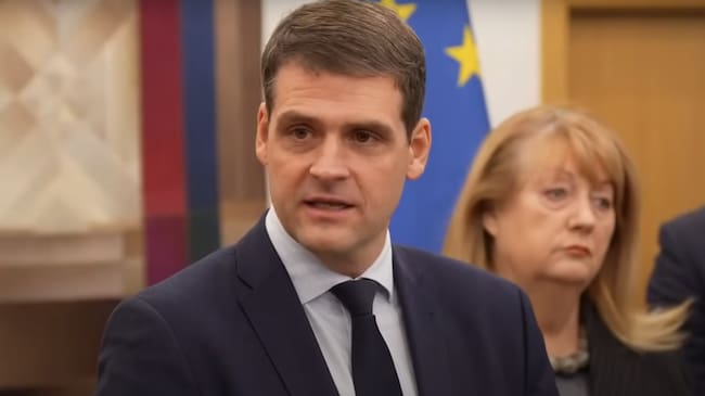 El líder del partido populista Amanecer de Nemunas, Remigijus Zemaitaitis, durante su comparecencia este lunes después de la firma del acuerdo tripartito para un gobierno de coalición en Lituania