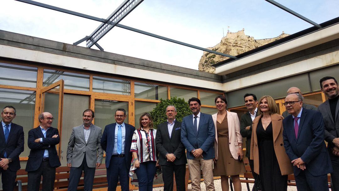 Representantes de la CEV en Alicante posan junto con el alcalde y la vicealcaldesa tras la reunión mantenida en Alcaldía
