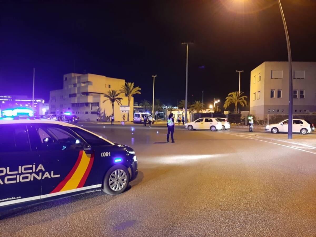 Un motorista con 43 gramos de coca huye de la policía, se salta semáforos e invade el carril opuesto en Ibiza