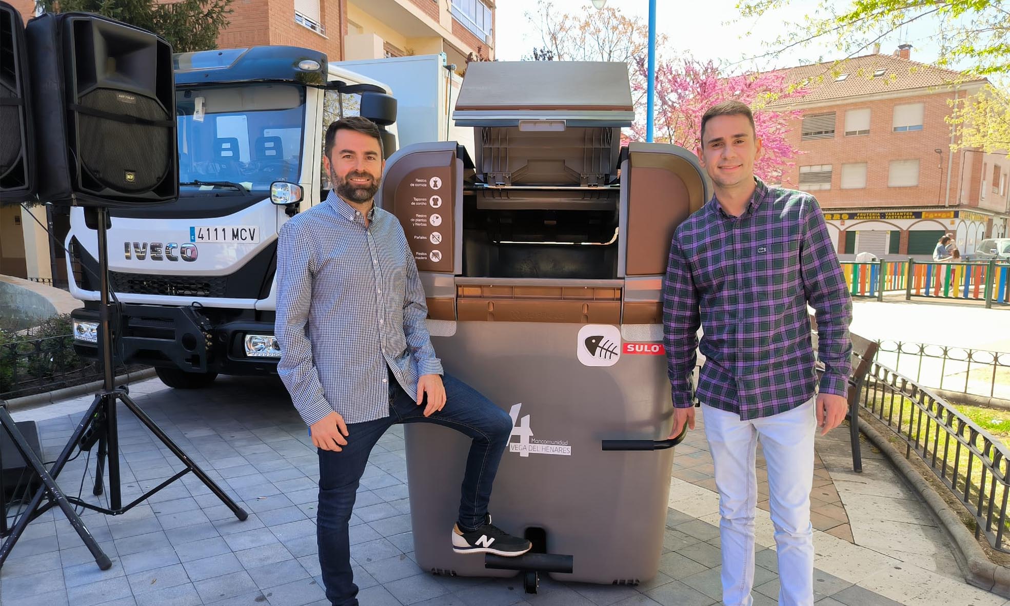 Concejal y alcalde de Cabanillas con el nuevo contenedor marrón/Foto MVH