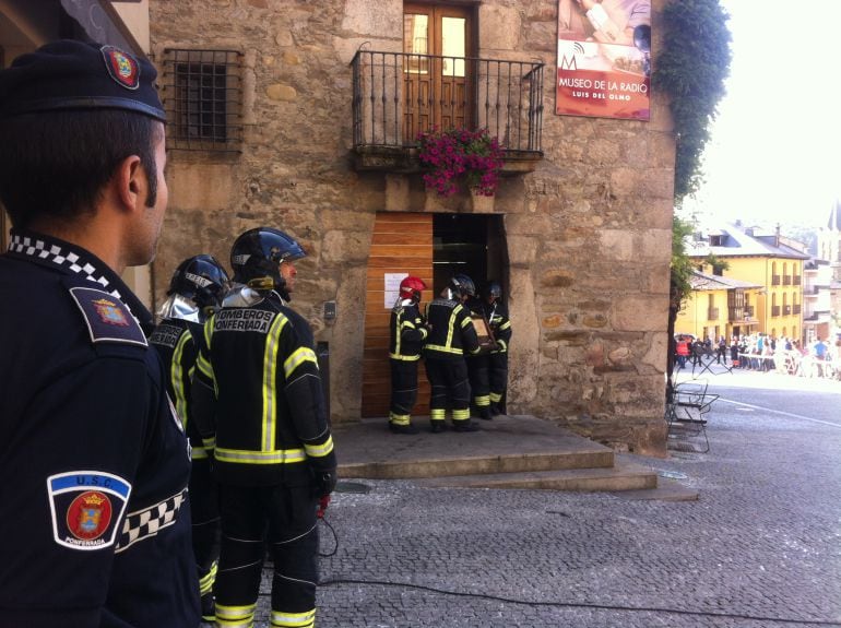 Unos 40 efectivos participaron entre policía municiipal, bomberos, protección civil,y personal especializado de museos, archivos y bibliotecas