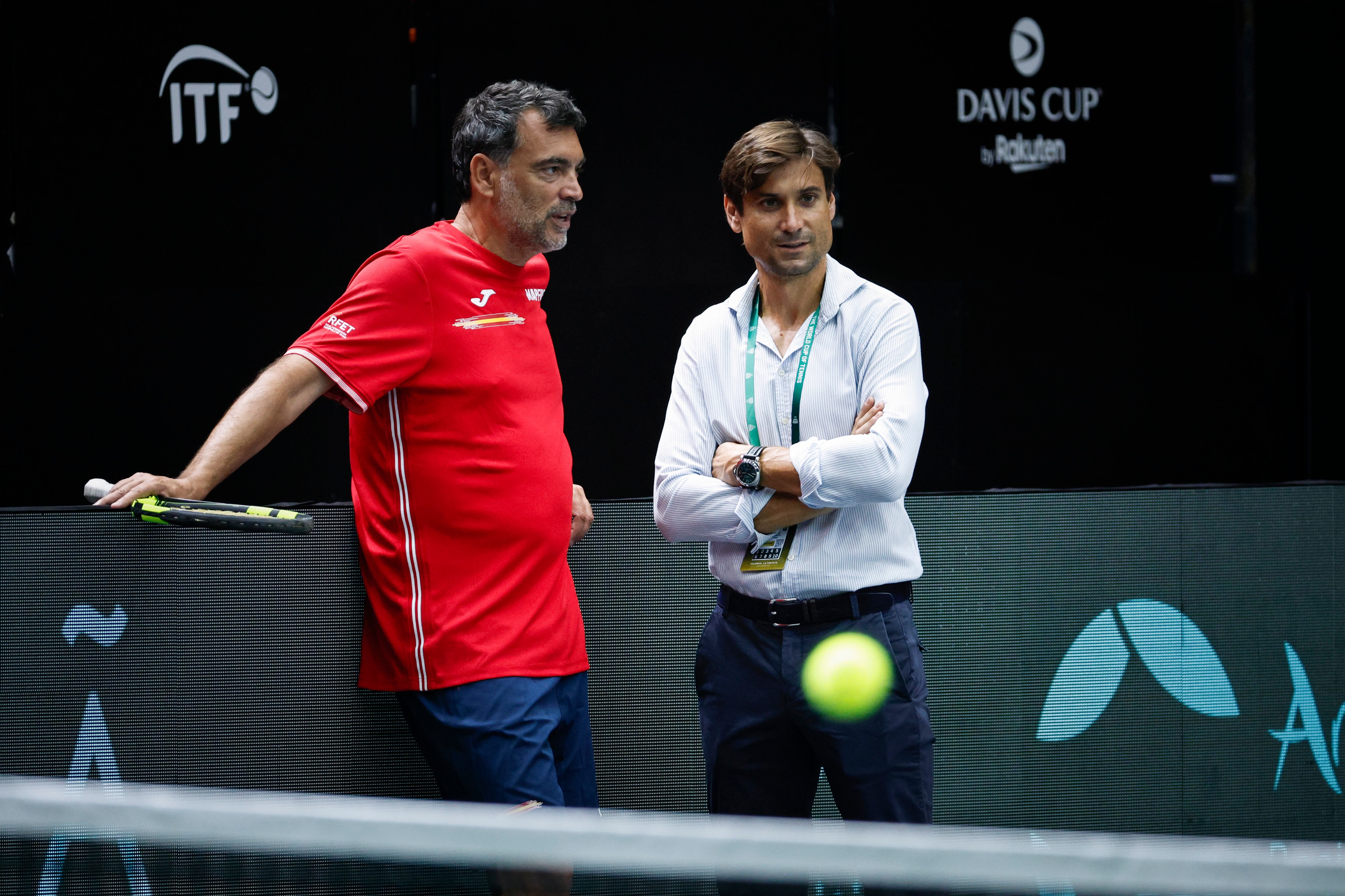 El director de la Copa Davis, David Ferrer (d), conversa con el seleccionador del equipo español, Sergi Bruguera (i). EFE/Biel Aliño