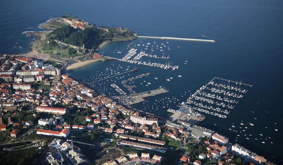 Vista aérea del puerto de Baiona. 