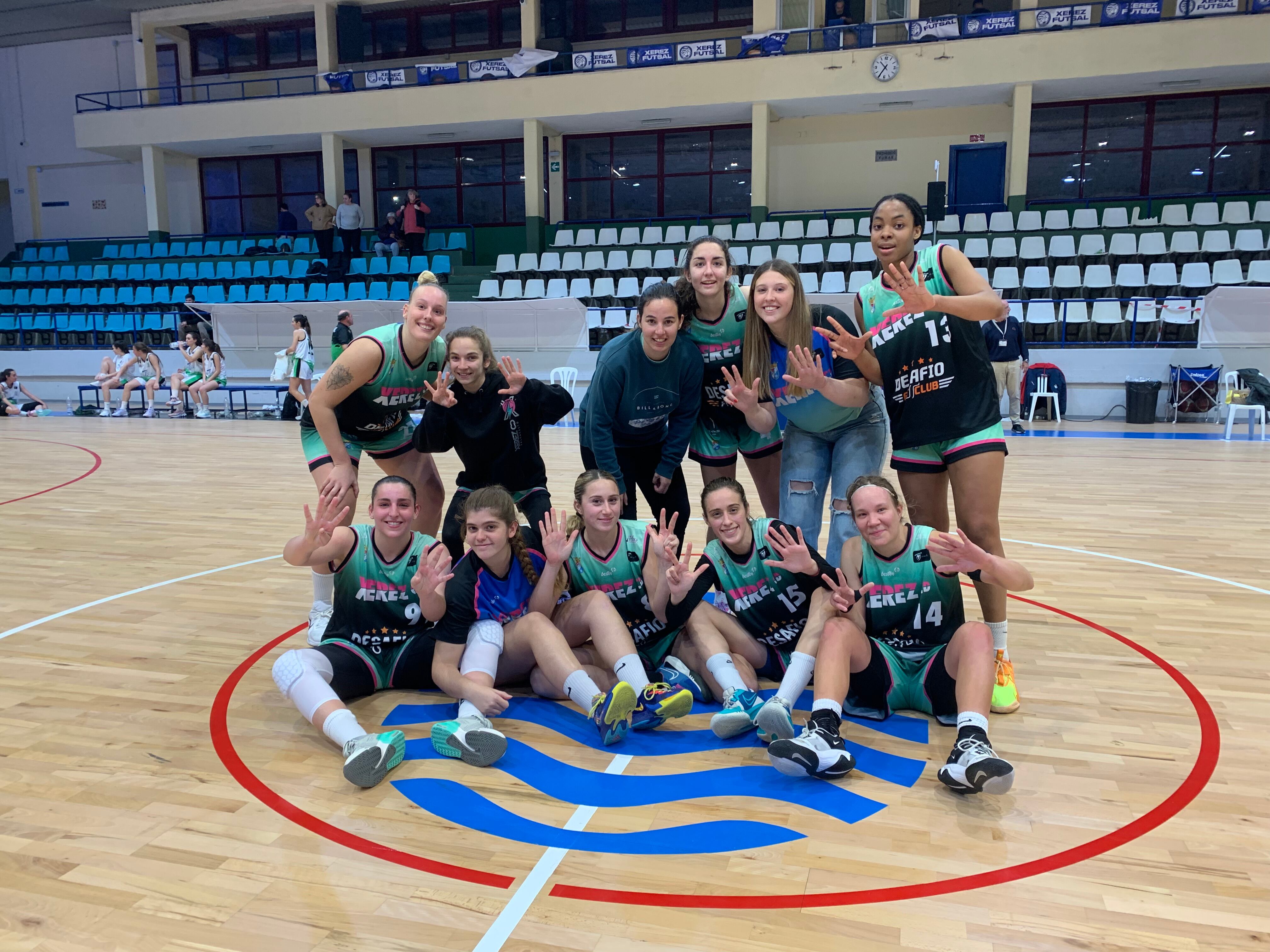 Las jugadoras celebran el triunfo en la cancha tras el partido