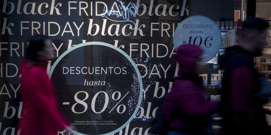 Cartel publicitario del Black Friday que anuncia hasta un 80% de descuento 
 