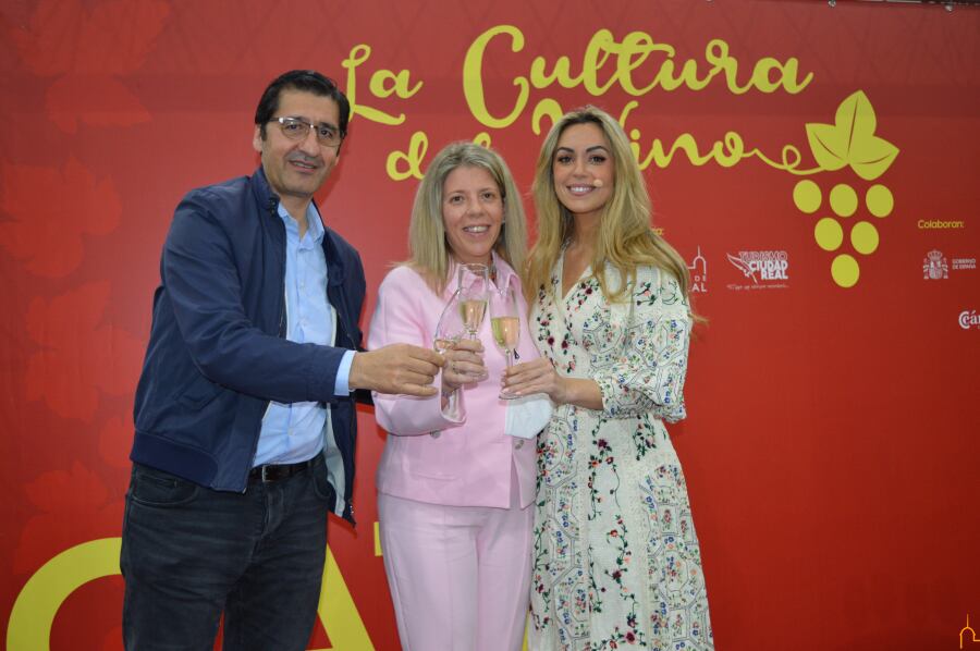 Jose Manuel Caballero, presidente de la Diputación, junto a la alcaldesa de Tomelloso, Inmaculada Jiménez en la última cata de &quot;La cultura del vino&quot;