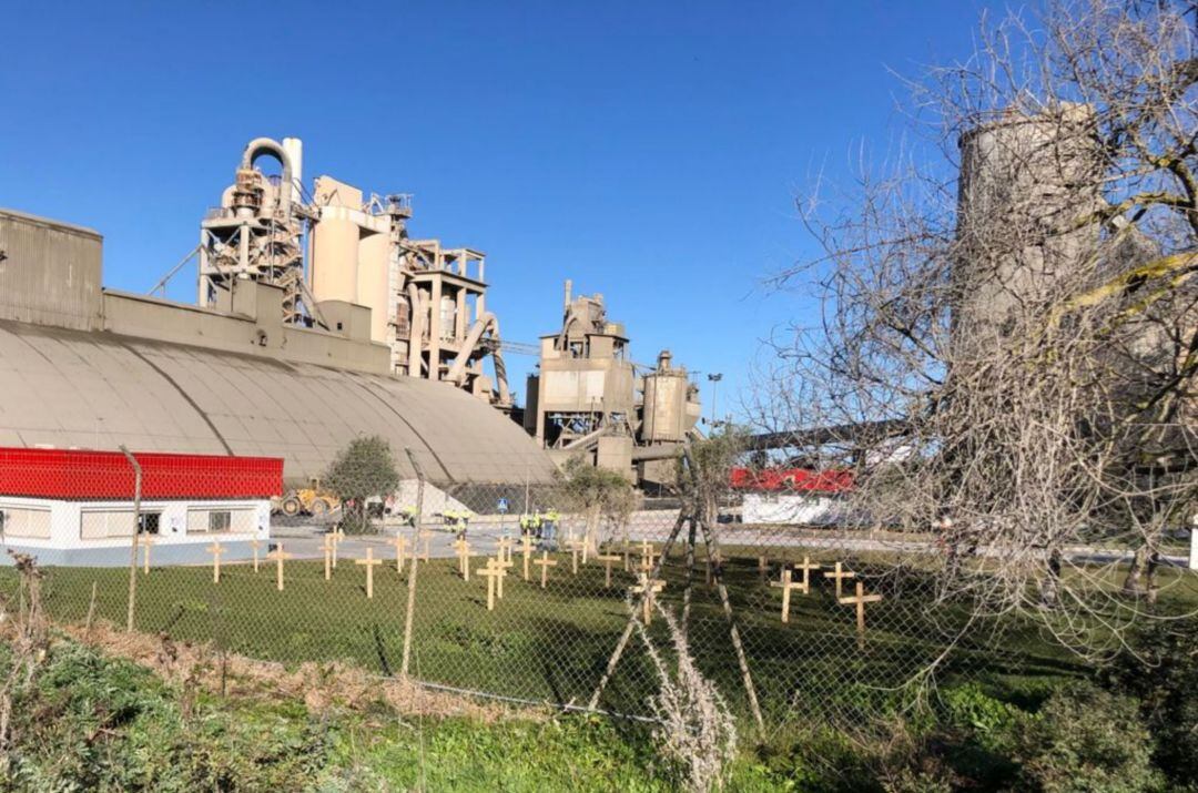 Cementerio contra el ERE de la multinacional Holcim