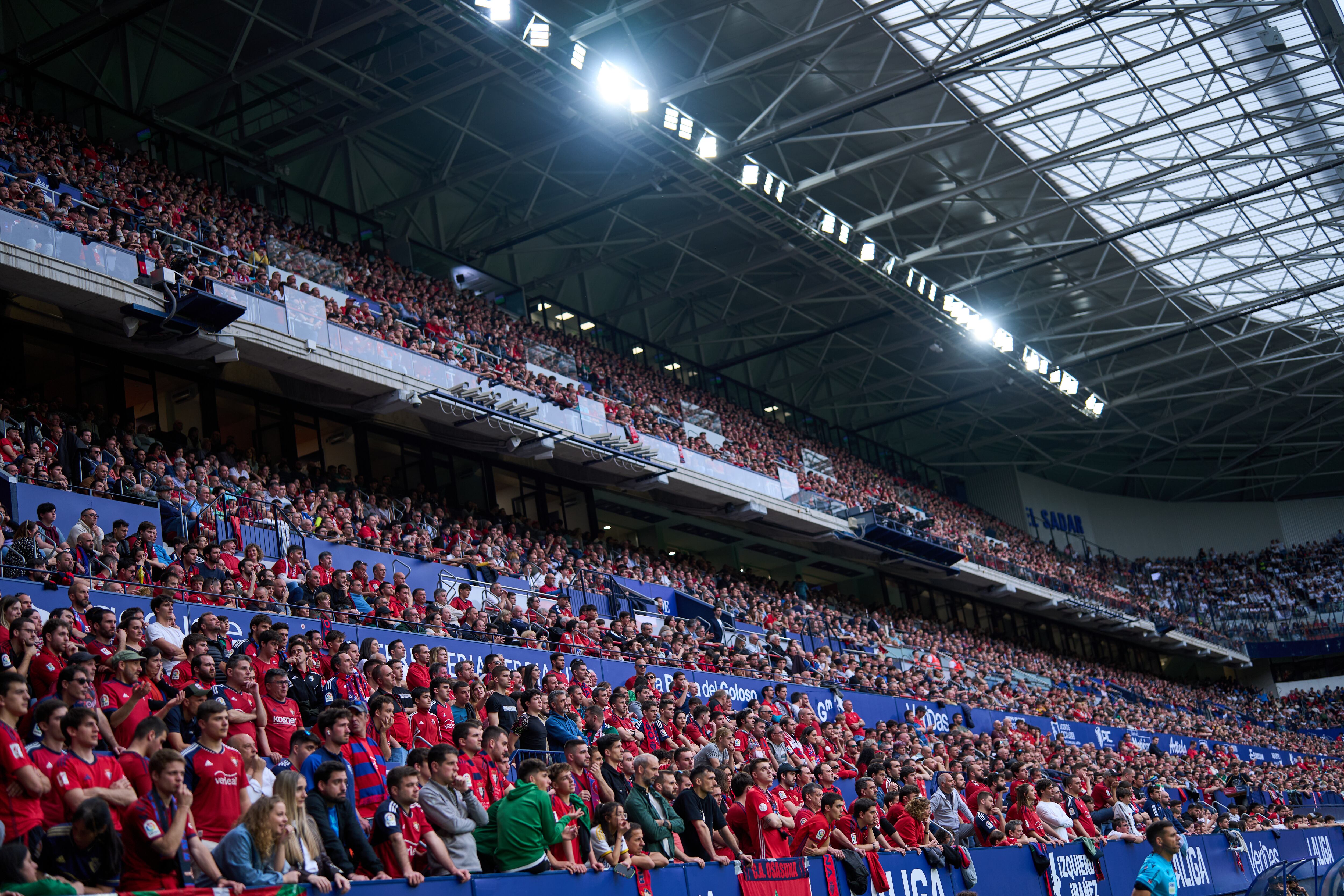 El público de El Sadar, durante el CA Osasuna - Real Madrid de Liga.